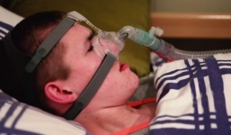 Chàng trai 18 tuổi với chứng bệnh kỳ lạ cứ ngủ là ngừng thở